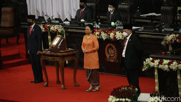 Momen Jokowi Serahkan RUU APBN 2021 Presiden Joko Widodo menyerahkan RUU tentang APBN tahun anggaran 2021 beserta nota keuangan dan dokumen pendukungnya kepada Ketua DPR Puan Maharani.