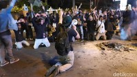 Sempat terjadi aksi saling dorong antara warga dan pendemo. Massa aksi kemudian berlarian. Polisi pun segera turun tangan mengamankan situasi. Mediasi pun dilakukan untuk menenangkan kedua belah pihak.