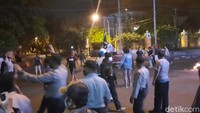 Usai dimediasi, massa aksi akhirnya mundur perlahan menuju bundaran UGM yang berjarak sekitar tiga kilometer dari simpang tiga UIN. Kendati arus lalu lintas tersendat, namun satu per satu kendaraan bisa lewat.