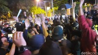Aksi saling dorong kembali terjadi dalam perjalanan massa aksi menuju UGM. Namun, tak berselang lama suasana kembali kondusif. Massa aksi pun sepanjang perjalanan masih menyanyikan yel yel.