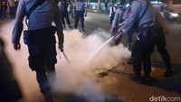 Pantauan detikcom pukul 21.00 WIB, massa aksi masih bertahan di bundaran UGM. Namun, jumlah mereka sudah berkurang banyak.