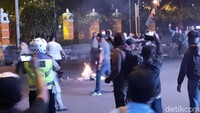 Sementara itu, Kapolres Sleman AKBP Anton Firmanto mengatakan ketegangan itu dikarenakan warga sekitar sudah terganggu dengan kegiatan demo yang berjalan hingga malam. Saat ini, massa aksi masih berada di sekitar lokasi bundaran UGM. Anton pun mempersilakan jika mereka masih bertahan asal tidak mengganggu pengguna jalan lain.