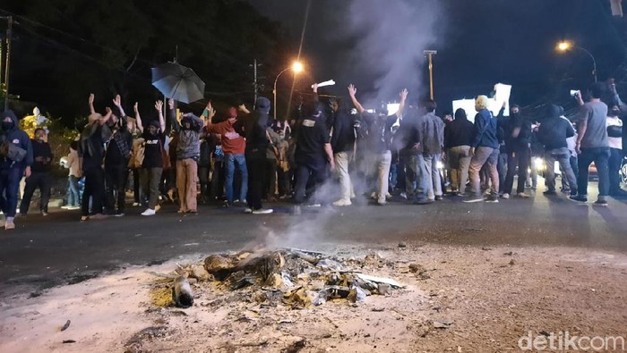 Momen Massa Gejayana Bubarkan Diri Massa aksi Gejayan Memanggil yang sempat memblokir simpang tiga UIN Sunan Kalijaga akhirnya membubarkan diri usai bersitegang dengan warga.