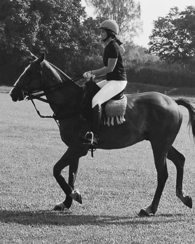 Dan inilah olahraga yang belakangan sering dilakukan Nia Ramadhani, berkuda. Ibu tiga anak itu tampak sangat menikmati hobinya yang tergolong mahal ini. Foto: Instagram @ramadhaniabakrie