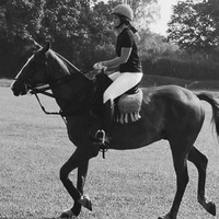 Dan inilah olahraga yang belakangan sering dilakukan Nia Ramadhani, berkuda. Ibu tiga anak itu tampak sangat menikmati hobinya yang tergolong mahal ini. Foto: Instagram @ramadhaniabakrie