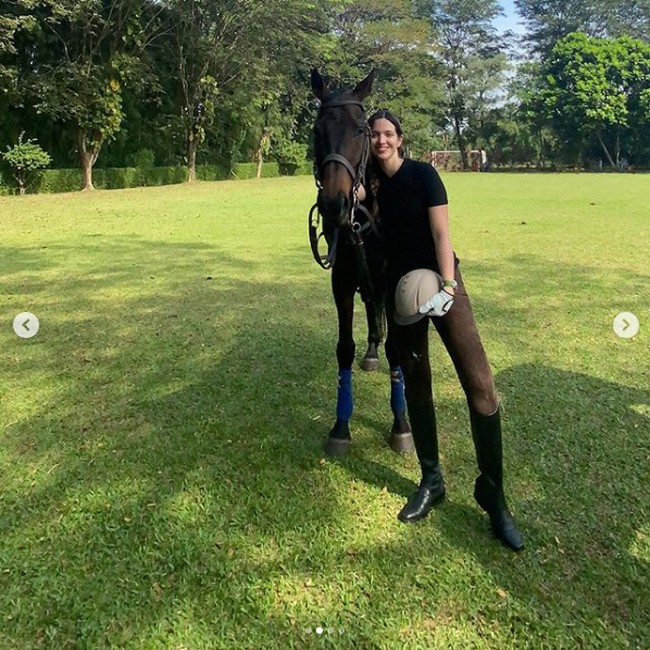 Nia berpose bersama kuda yang ditungganginya saat melakukan hobi berkudanya di Nusantara Polo Club, Bogor. Foto: Instagram @ramadhaniabakrie