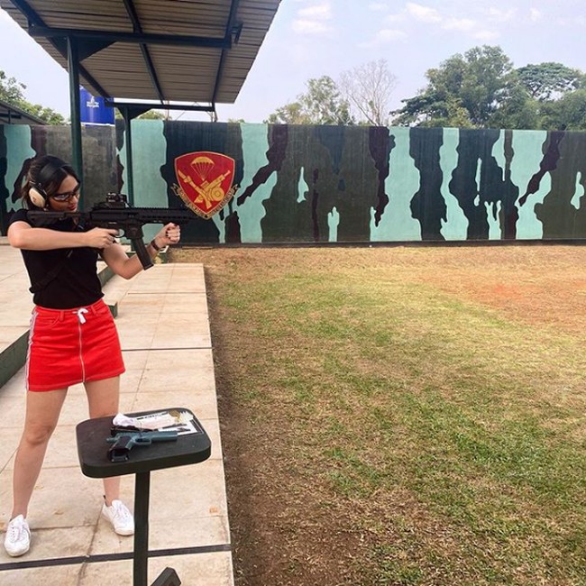Selain golf, bintang sinetron Bawang Merah Bawang Putih itu juga mencoba olahraga menembak. Lihat aksi Nia Ramadhani di foto ini saat menembak tampak serius ya. Not bad for the First timer! I think its Because of emotional balance, begitu tulisnya di keterangan fotonya. Foto: Instagram @ramadhaniabakrie