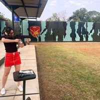 Selain golf, bintang sinetron Bawang Merah Bawang Putih itu juga mencoba olahraga menembak. Lihat aksi Nia Ramadhani di foto ini saat menembak tampak serius ya. Not bad for the First timer! I think its Because of emotional balance, begitu tulisnya di keterangan fotonya. Foto: Instagram @ramadhaniabakrie