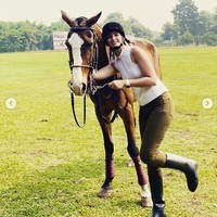 Nia Ramadhani mengungkapkan di Instagramnya bahwa di masa pandemi ini dia baru kembali belajar berkuda, meski awalnya ragu untuk melakukannya. So happy! Karena aku bisa kalahkan ketakutanku,saat awalnya agak ragu untuk pertama kali balik belajar berkuda. #challengeyourself but don’t forget to bring your ‘strenght’, demikian katanya. Foto: Instagram @ramadhaniabakrie