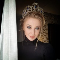 Dia pernah mengunggah foto dengan menggunakan tiara dengan keterangan foto Miss Alcoholic USA. Foto: dok. Facebook