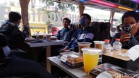 Sajian kopi arabica dan snack lainnya menemani perjalanan wisatawan berkeliling dari mulai objek wisata sejarah ikonik Bandung seperti Gedung Sate, Factory Heritage, Gedung Asia Afrika, Titik Nol Kilometer Bandung, dan Monumen Perjuangan.  (Foto: Siti Fatimah/detikcom)