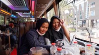 Untuk menikmati Skyview Coffe Bus, calon penumpang harus memenuhi persyaratan protokol kesehatan dan menyiapkan tarif sebesar Rp 55 ribu untuk perjalanan reguler dan Rp 65 ribu untuk perjalanan VIP. Bus beroperasi setiap akhir pekan pada Jumat, Sabtu, dan Minggu dengan tiga sampai empat kali perjalanan. Calon penumpang juga dapat melakukan reservasi untuk perjalanan rombongan melalui media sosial.  (Foto: Siti Fatimah/detikcom)