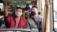 Kemudian, sebelum masuk ke dalam bus ada beberapa protokol kesehatan yang dilakukan seperti menggunakan masker, mengecek suhu dan memakai hand sanitizer. Selama di perjalanan, jika tidak sedang menyantap hidangan, wisatawan dianjurkan untuk tetap menggunakan masker.  (Foto: Siti Fatimah/detikcom)