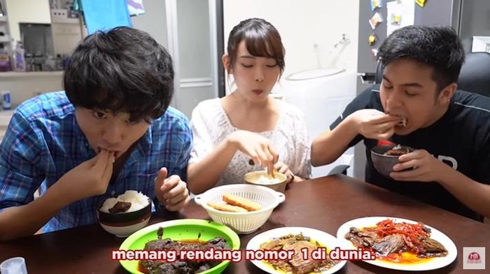 orang jepang makan tempe Jerome Polin Ajak Orang Jepang Makan Tempe dan Dendeng Balado