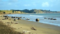 Babatuan yang mirip telur naga ini disebut dengan Moeraki Boulders. (iStock)