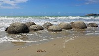 Pemandangan inilah yang menjadi daya tarik lain Pantai Koekohe yang terletak di Moeraki, Otago, Selandia baru. (iStock)