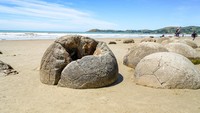 Permukaan batu pun seperti kulit cangkang. Garis-garis yang membentuk polanya membuat batu ini semakin nyata terlihat seperti telur naga, ya? (iStock)