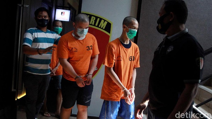 Pelaku penembakan di Tangerang saat menjawab pertanyaan wartawan di Mapolres Tangerang Selatan, Jl Promoter, Jumat (14/8/2020).