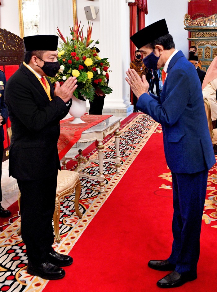 Penghargaan Bintang Jasa Nararya untuk Telkom Direktur Utama Telkom Ririek Adriansyah (kiri) saat menerima penghargaan Bintang Jasa Nararya yang diserahkan langsung oleh Presiden Republik Indonesia, Joko Widodo (kanan) di Jakarta.