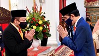 Penganugerahan tanda jasa yang diselenggarakan Kementerian Sekretariat Negara ini tak lepas dari pencapaian TelkomGroup dalam mewujudkan kedaulatan negara melalui telekomunikasi dengan menghadirkan layanan fixed dan seluler secara masif di wilayah Terdepan, Terluar, dan Tertinggal (3T), membangun infrastruktur telekomunikasi internasional yang menghilangkan ketergantungan Indonesia pada negara tetangga, sehingga seluruh lapisan masyarakat Indonesia memiliki kesempatan yang sama terhadap akses informasi serta menjadi lokomotif digitalisasi bangsa guna menggerakkan perekonomian digital Indonesia. Foto: dok. Setpres