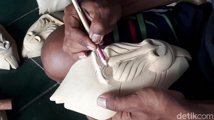Pengrajin di desa topeng Bobung, Yogyakarta beralih profesi karena COVID-19. Pengrajin di desa topeng Bobung, Yogyakarta beralih profesi karena COVID-19.