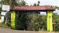Gerbang desa wisata Bobung di Gunungkidul, Yogyakarta. Topeng hasil pengrajin Desa Bobung itu dijual dengan kisaran harga Rp 35.000-Rp 85.000 untuk barang setengah jadi. Sementara itu, topeng yang telah dibatik dan diberikan warna rata-rata seharga Rp 120.000 tergantung jenis topengnya. 