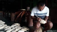 Di masa jaya, sebelum tahun 2015, omzet topeng milik Sujiman itu bsia mencapai Rp 300 juta per bulan.