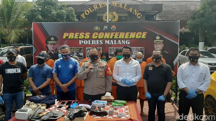 Polres Malang menangkap 8 oknum suporter bola. Mereka melakukan perampasan dan perusakan di Karanglo, Kecamatan Singosari, Kabupaten Malang.
