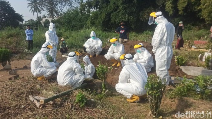 Petugas Tutup Makam Pasien Diduga COVID-19 Pakai Tangan