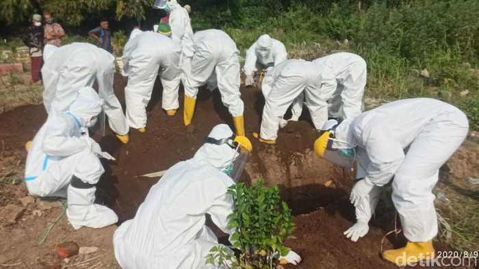 Petugas Tutup Makam Pasien Diduga COVID-19 Pakai Tangan