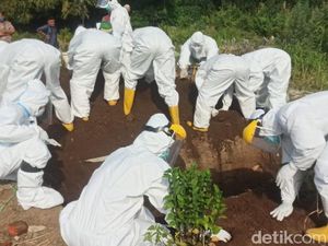 Petugas Urug Makam Jenazah COVID-19 Hanya Bermodal Tangan Kosong