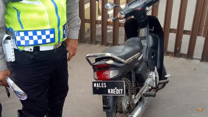 Polisi Garut Tilang Motor Males Kredit