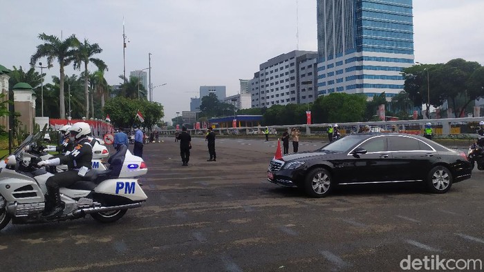 Polisi jaga jalan sekitar gedung DPR