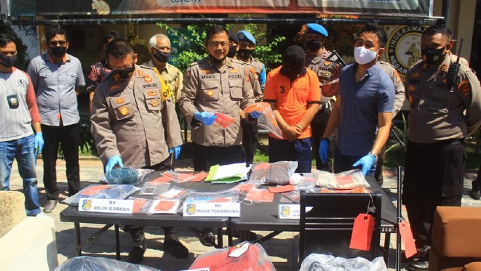 Polisi mengungkap misteri kematian mahasiswi S2 yang jasadnya ditemukan tergantung di ventilasi rumah di NTB.
