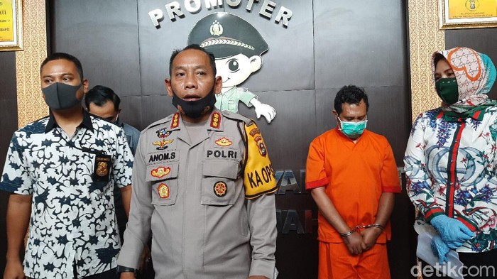 Polisi saat melakukan rilis kasus dosen seks oral dengan anak jalanan di Mapolrestabes Palembang (Raja Adil Siregar/detikcom)