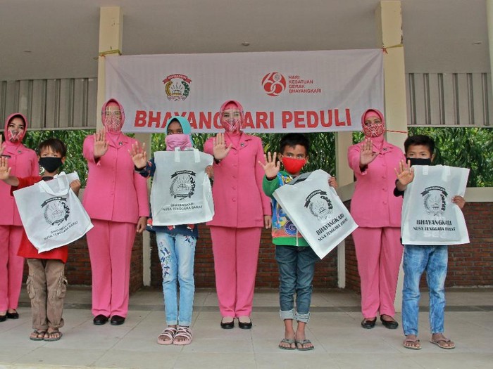 Polwan-Bhayangkari NTB Bagikan Tas Sekolah ke Anak-anak di Mandalika
