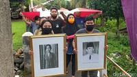 Mereka juga membawa foto Presiden RI ke 1 Ir Soekarno.   