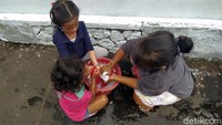Kemudian mereka langsung mencuci bendera tersebut di gang menggunakan ember dan sabun detergen.