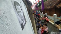 Setelah bersih dan kering, bendera akan dipasang di setiap rumah. Bendera yang dicuci mulai dari ukuran normal sampai ukuran panjang sekitar 5 meter.