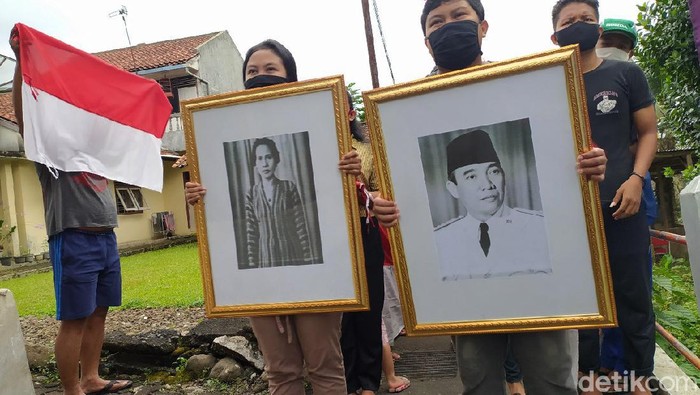 Anak-anak di Lingkungan Janggala, Kabupaten Ciamis, Jabar, menggelar tradisi cuci bendera bersama. Hal ini untuk menyambut HUT RI ke-75.