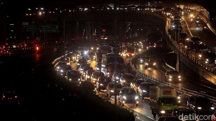 Potret Kemacetan di Jalanan Ibu Kota Saat Jam Pulang Kantor Antrean panjang kendaraan terlihat di Jalan Gatot Subroto, Jakarta. Kemacetan tersebut terjadi di beberapa titik di saat jam pulang kerja. Berikut penampakannya