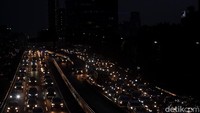 Sejumlah kendaraan roda empat tampak terjebak macet di salah satu jalan Ibu Kota saat jam pulang kantor.