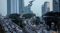 Antrean panjang kendaraan terlihat di Jalan Gatot Subroto, Jakarta, Jumat (14/8/2020).