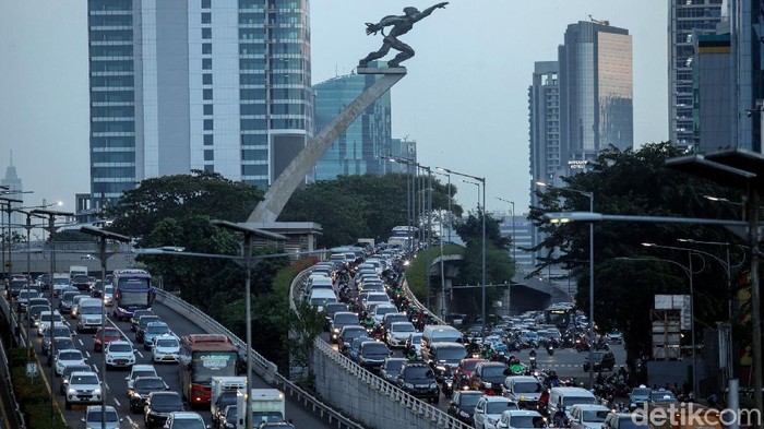 Antrean panjang kendaraan terlihat di Jalan Gatot Subroto, Jakarta. Kemacetan tersebut terjadi di beberapa titik di saat jam pulang kerja. Berikut penampakannya