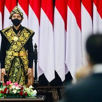Meski perayaan Hari Kemerdekaan ke-75 Republik Indonesia masih beberapa hari lagi, Presiden Joko Widodo sudah terlebih dulu mencuri start euforia berbaju daerah di Sidang Tahunan MPR dan Sidang Bersama DPR-DPD 2020 di Gedung MPR/DPR RI, Jakarta, Jumat (14/8/2020). Tahun ini, Jokowi mengandalkan baju adat Suku Sabu, NTT.(Foto: Biro Pers Sekretariat Presiden)