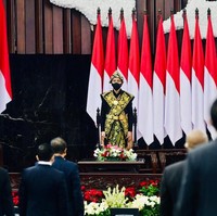 Dengan busana tersebut, Jokowi berbicara soal demokrasi sekaligus menyerukan semangat persatuan dalam pidato kenegaraannya. Demokrasi memang menjamin kebebasan, namun kebebasan yang menghargai hak orang lain. Jangan ada yang merasa paling benar sendiri, dan yang lain dipersalahkan. Jangan ada yang merasa paling agamis sendiri. Jangan ada yang merasa paling Pancasilais sendiri, ujar Jokowi. (Foto: Biro Pers Sekretariat Presiden)