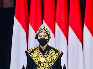 11 Gaya Jokowi Berbaju Adat, Ada yang Jadi Kontroversi