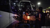 Pedagang di stasiun bisa kembali meraih keuntungan dengan ramainya penumpang di stasiun.  