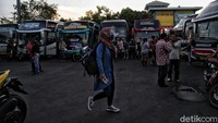 Sejumlah warga bersiap menaiki bus di kawasan Terminal Tanjung Priok, Jakarta Utara, Jumat (14/8).   