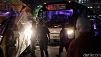 Berdasarkan pantauan sejumlah bus antar kota jurusan Jawa Tengah dan Jawa Barat ramai dinaiki warga.  